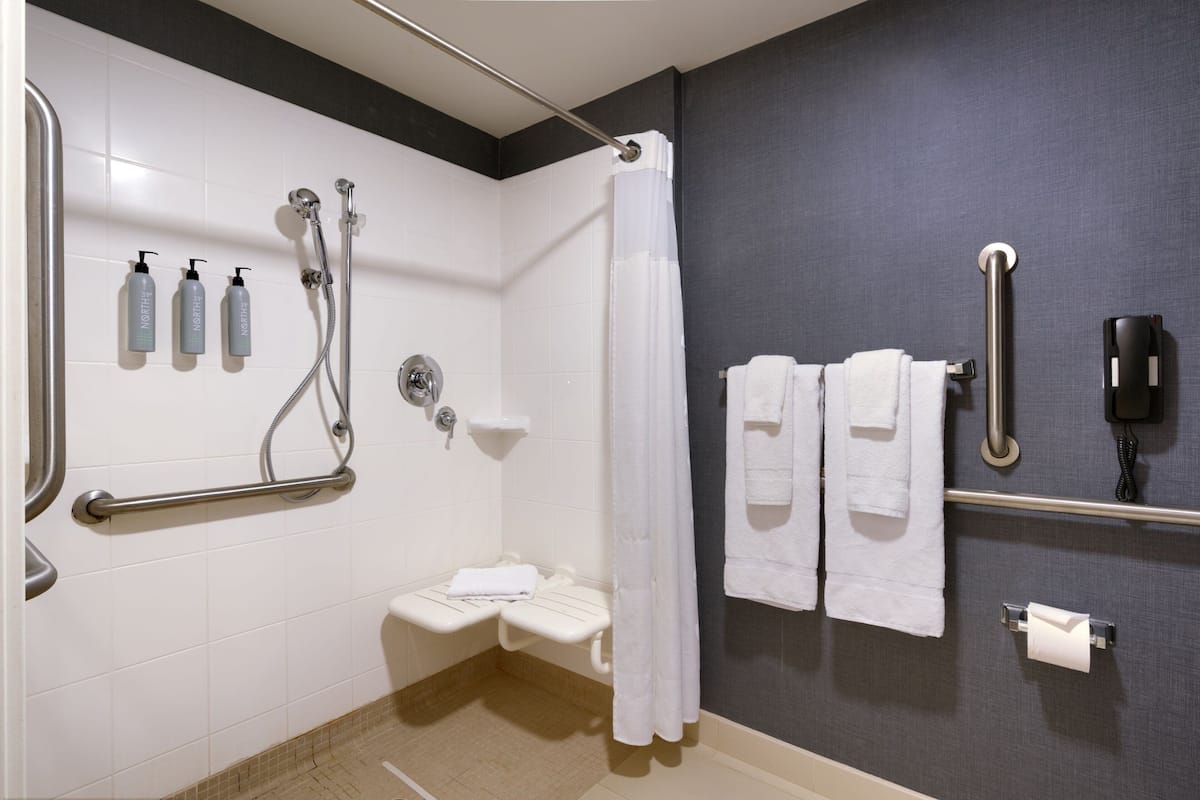 combined shower/bathtub, hair dryer, towels