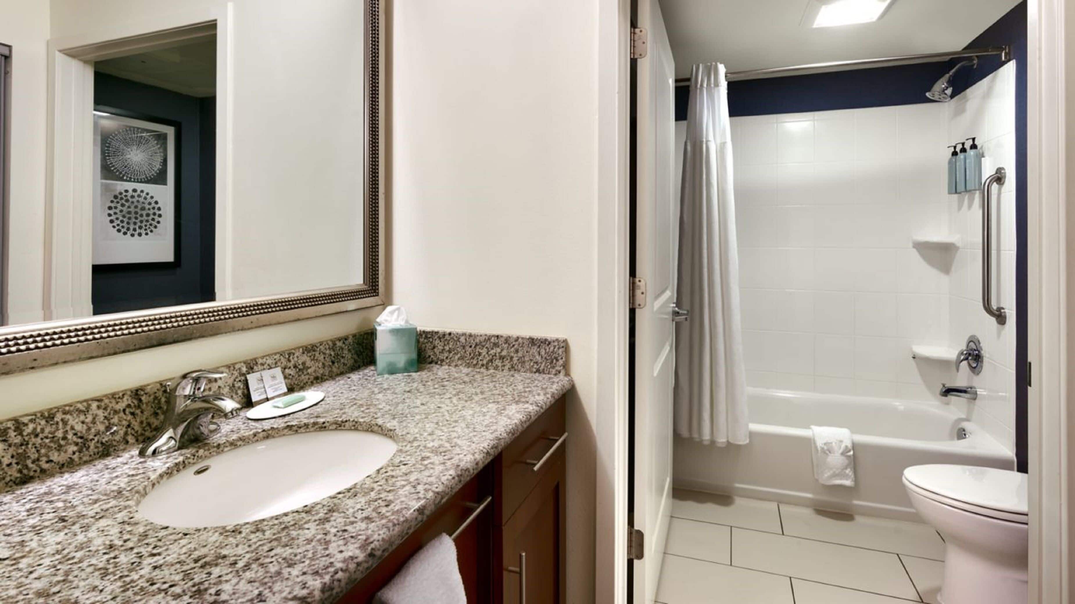 combined shower/bathtub, hair dryer, towels