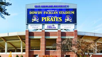 Exterior del Estadio Dowdy-Ficklen con señalización de la Universidad de Carolina del Este y los Piratas.