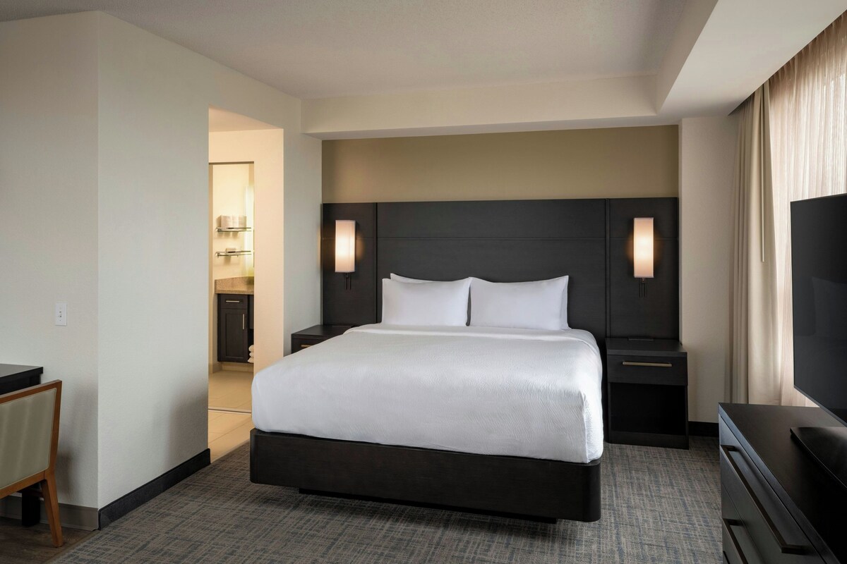 Studio, 1 King Bed with Sofa bed | In-room safe, desk, laptop workspace, blackout drapes
