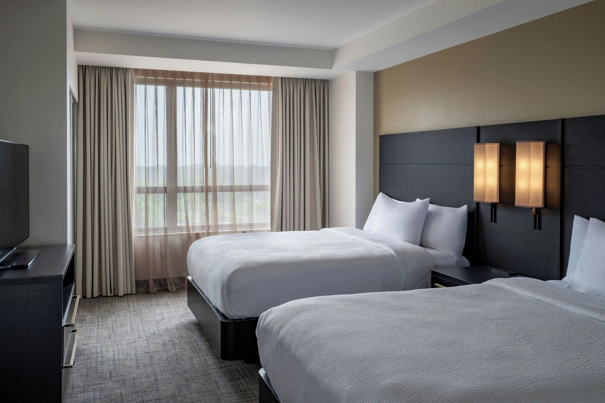 In-room safe, desk, laptop workspace, blackout drapes