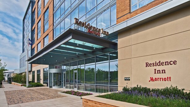 A modern building with a glass facade and a sign reading "Residence Inn Marriott". - Residence Inn Arlington Ballston (Arlington)