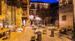 Fachada da propriedade à noite