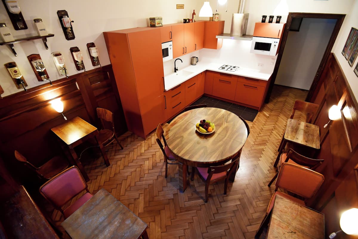 Full-size fridge, microwave, oven, stovetop