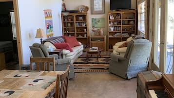 Basic Apartment, Ensuite (Arabella Mountain Studio ) | Living area | Flat-screen TV