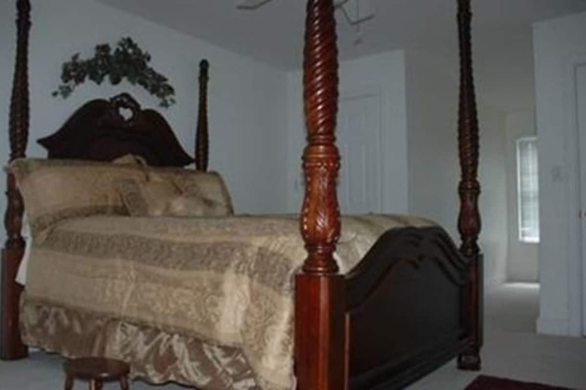 1 bedroom, premium bedding, individually decorated, free WiFi