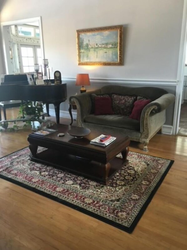 تلفزيون بشاشة مسطحة