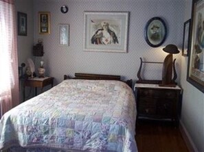Age of Chivalry | Iron/ironing board (on request), WiFi (free), individually decorated - A Sentimental Journey B&B (Gettysburg)