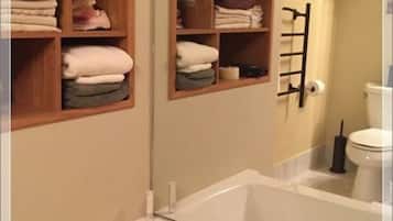 Premium-suite | Badeværelse | Kombination af bruser/badekar, dybe badekar, brusehoved med hydromassage