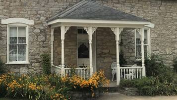 Dave & Mayme's Whirlpool Suite