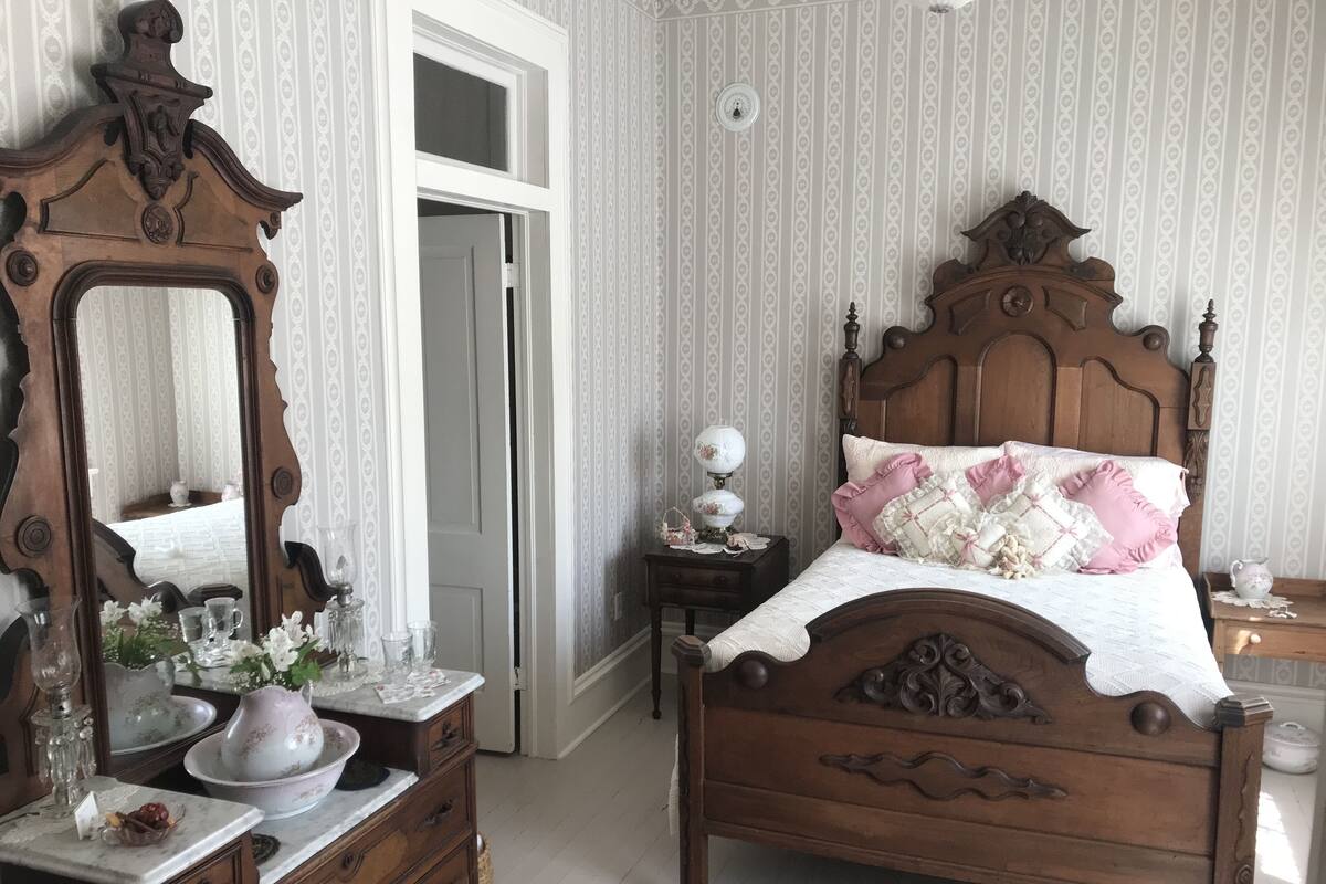 Roever Room | Iron/ironing board (on request), WiFi (free), individually decorated