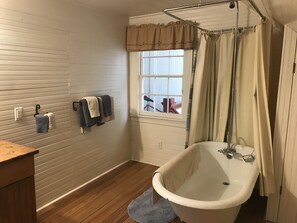 Loft Suite | Bathroom | Combined shower/bathtub, free toiletries, hair dryer, towels - Corner George Inn Bed & Breakfast (Maeystown)