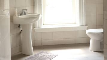 Habitación doble estándar, baño en la habitación (Room Four) | Baño