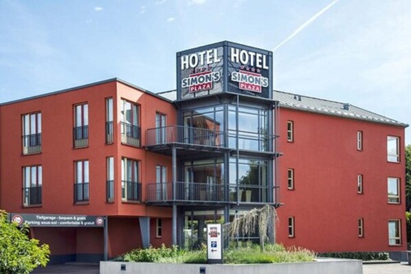 A modern hotel building with two prominent signs reading "HOTEL SIMON'S PLAZA". - Hotel Simon's Plaza (Grevenmacher)