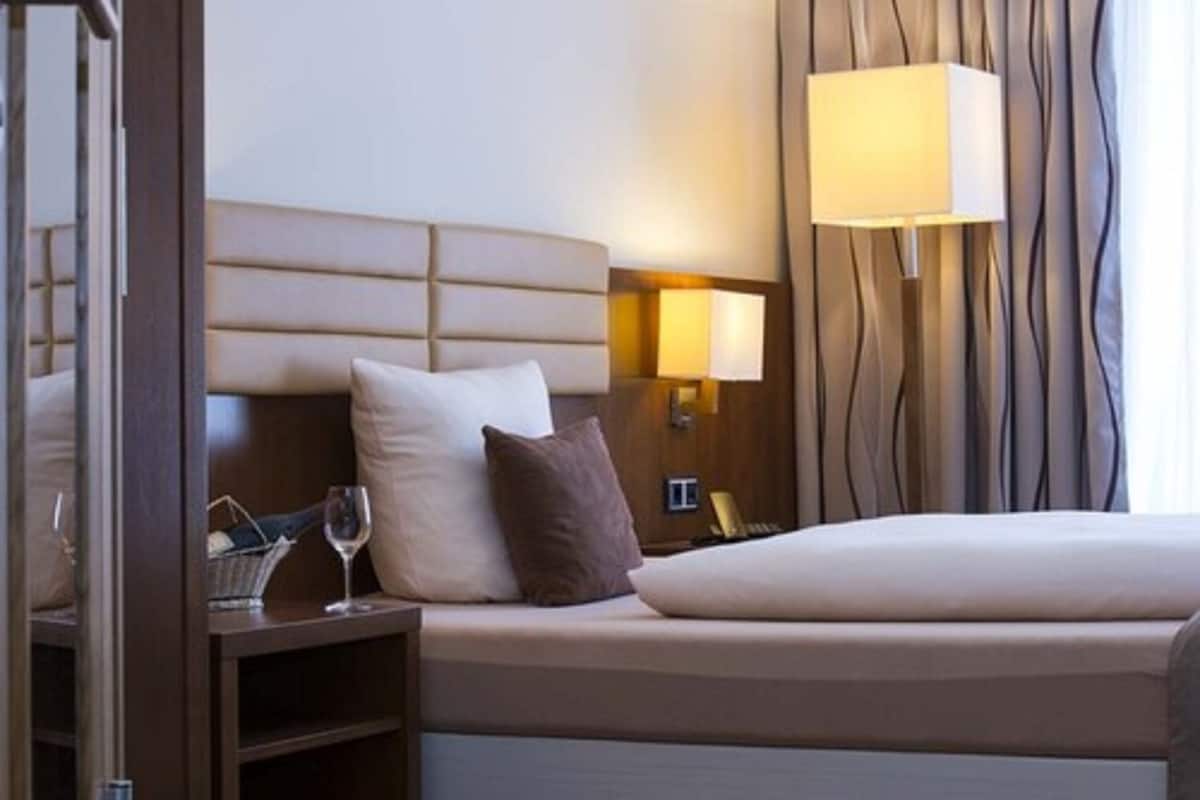 Hypoallergeen beddengoed, een gratis minibar, een bureau