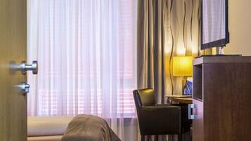 Hypo-allergenic bedding, free minibar, desk, laptop workspace