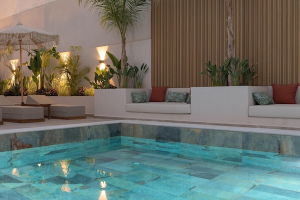 Outdoor pool, pool umbrellas, sun loungers