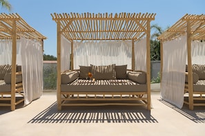 Piscine extérieure, parasols de plage, chaises longues