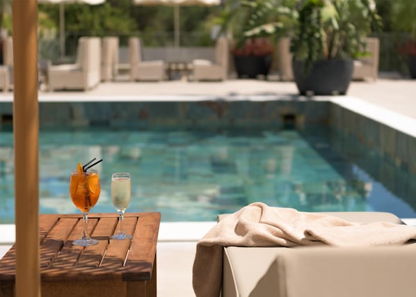 Piscine extérieure, parasols de plage, chaises longues