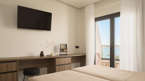 Superior Double or Twin Room with Terrace | 객실 내 금고, 책상, 암막 커튼, 다리미/다리미판