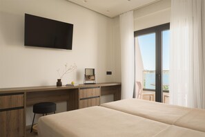 Superior tweepersoonskamer | Een kluis op de kamer, een bureau, verduisterende gordijnen