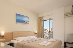 Rom – standard | Safe på rommet, skrivebord, blendingsgardiner og strykejern/-brett