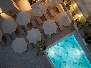 Outdoor pool, pool umbrellas, sun loungers - Sergios Hotel (Hersonissos)