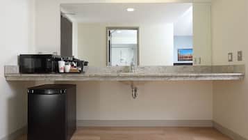 Deluxe Room, 2 Queen Beds | Room amenity