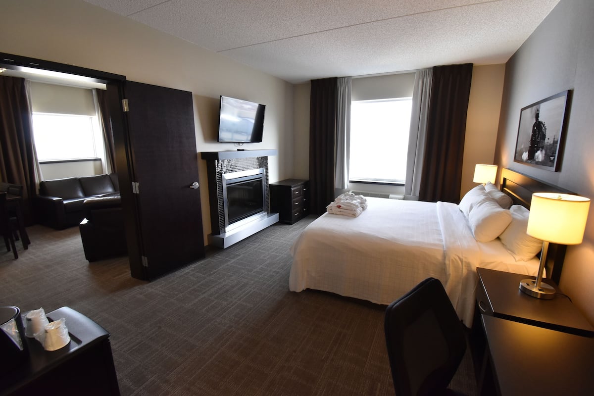 Premium bedding, desk, blackout drapes, soundproofing