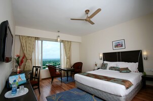 Habitación | Caja fuerte, tabla de planchar con plancha, ropa de cama