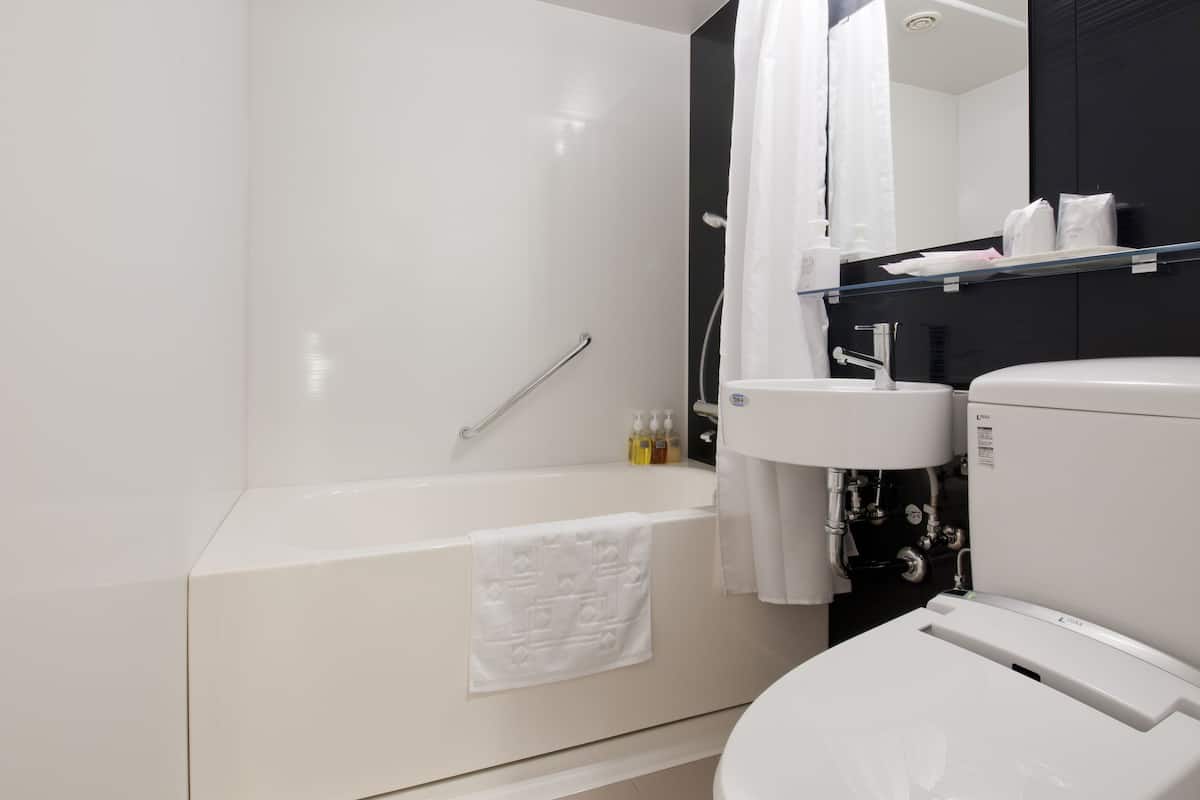 combined shower/bathtub, hair dryer, slippers, towels