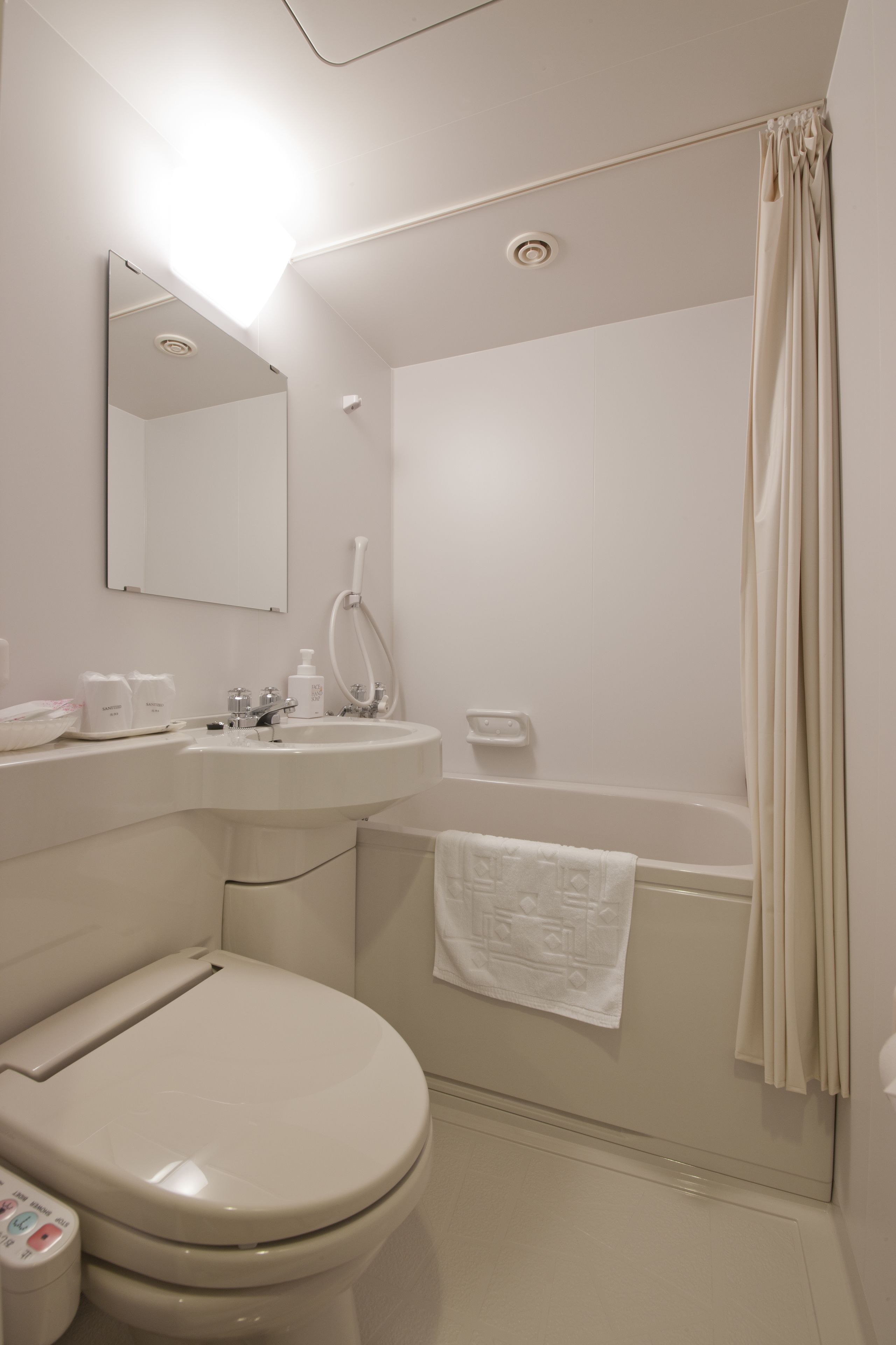 twin room, non smoking | bathroom | combined shower/bathtub, hair dryer, slippers, towels