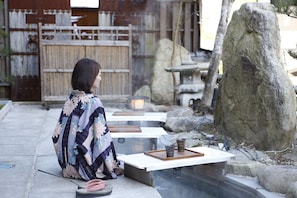 Outdoor spa tub - Hotel Kikunoya (Hatsukaichi)
