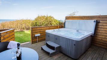 Junior Suite, 1 Double Bed, Hot Tub, Sea View | Private spa tub