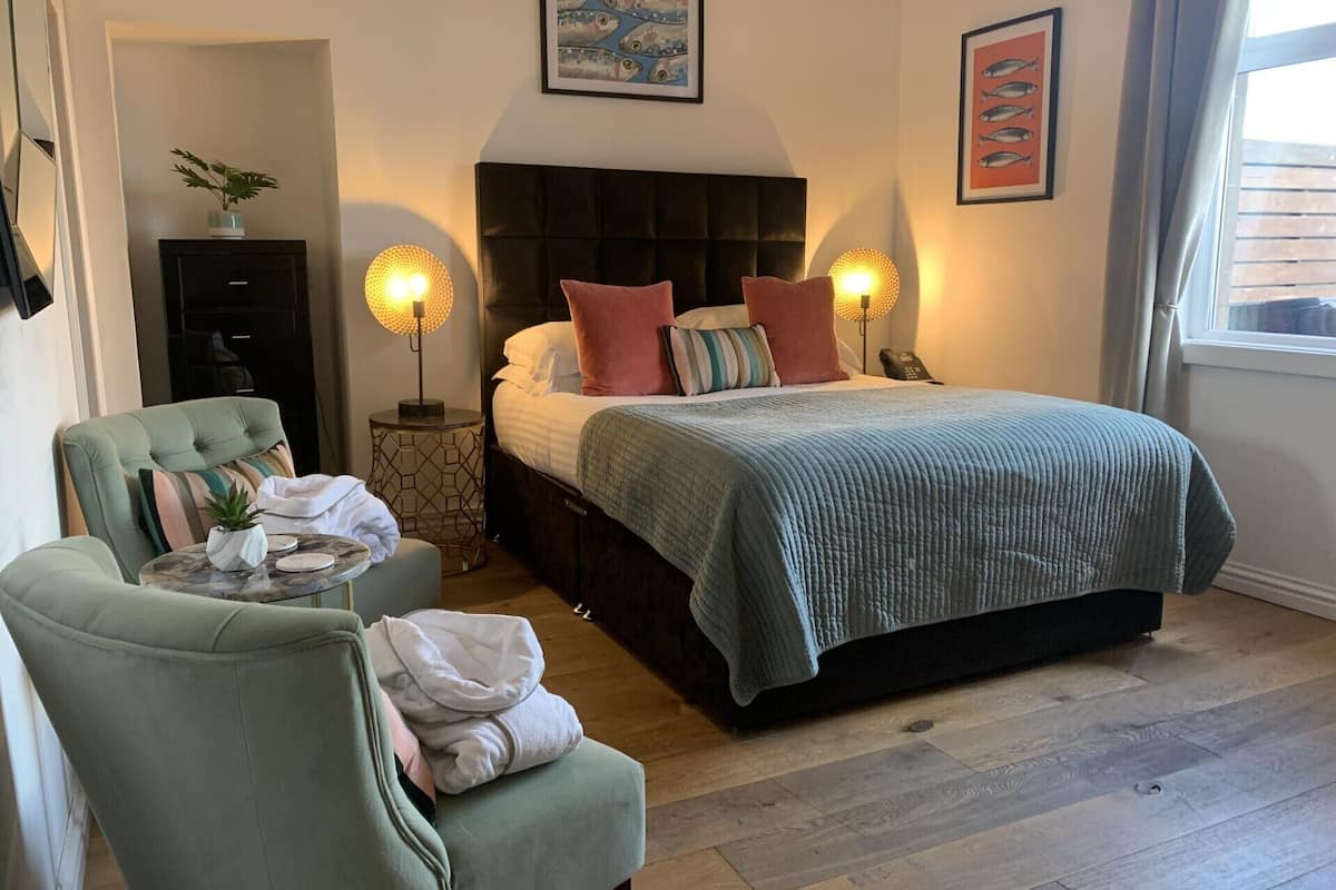 Quarto casal luxo, 1 cama de casal, banheira de imersão, vista para o mar | Escrivaninha, espaço de trabalho para notebook