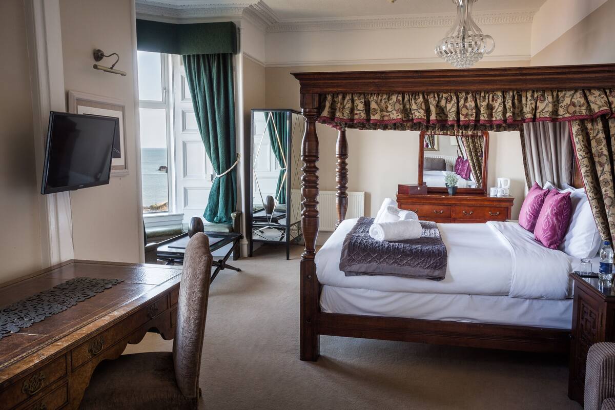 deluxe suite, sea view | 1 bedroom, individually decorated, individually furnished, desk