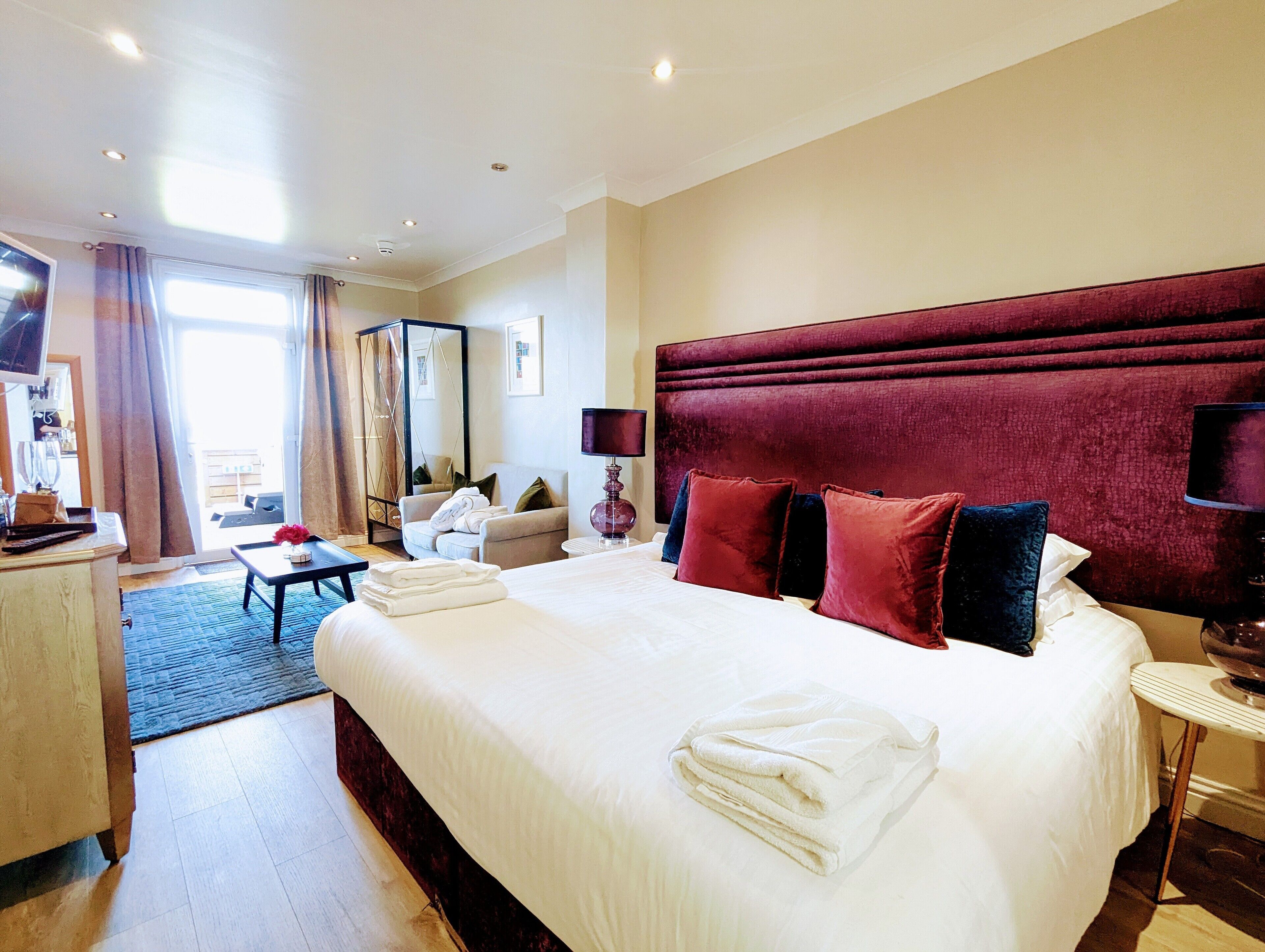 Junior Suite, 1 Double Bed, Hot Tub, Sea View | Living area | 32-inch flat-screen TV with digital channels, TV