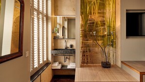 A bathroom with a sink, mirror, and towel rack. - Hotel Miss Blanche (Groningen)