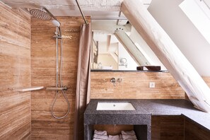Habitació estàndard | Bany | Articles de tocador de disseny, assecador de cabells i tovalloles 