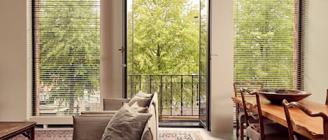 Suite – executive, 2 queensize-senger, kanalutsikt | Oppholdsrom | Flatskjerm-TV