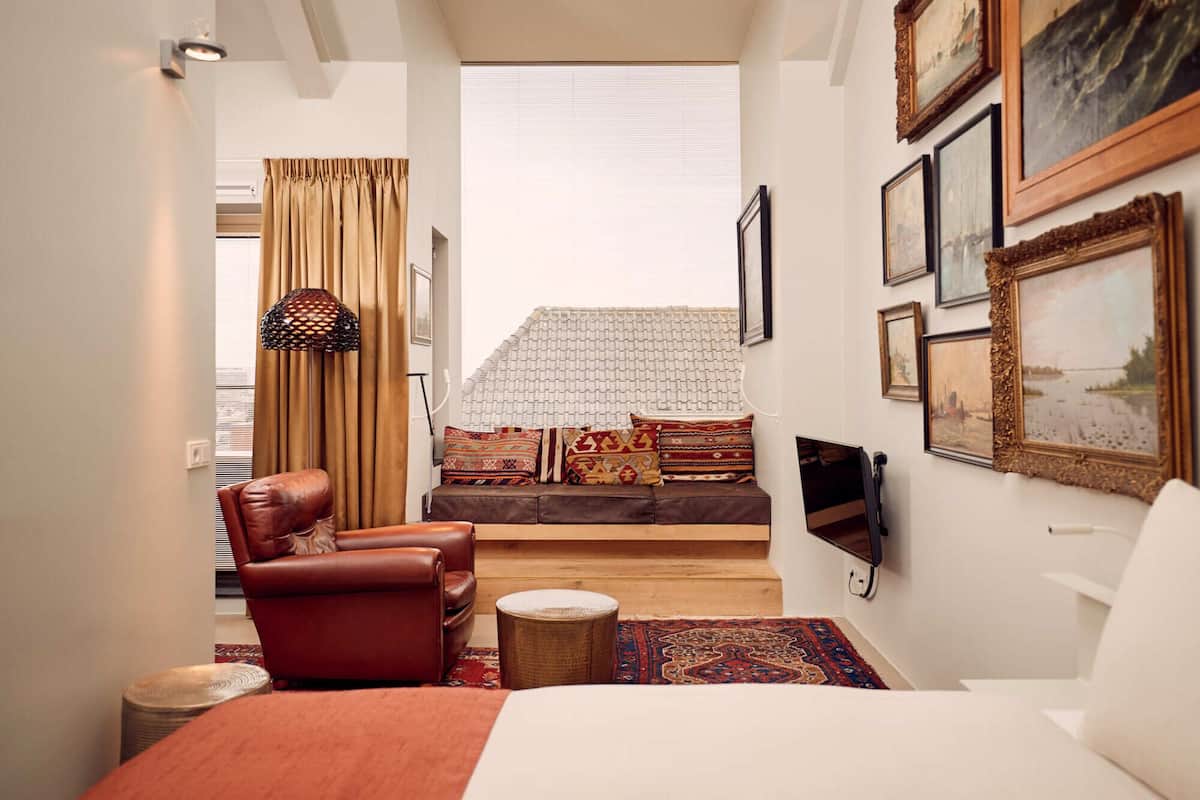 Doppia Design, 1 letto queen | Area soggiorno | TV a schermo piatto