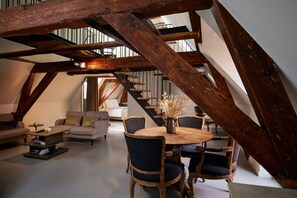 Exclusive Quadruple Room | Living area
