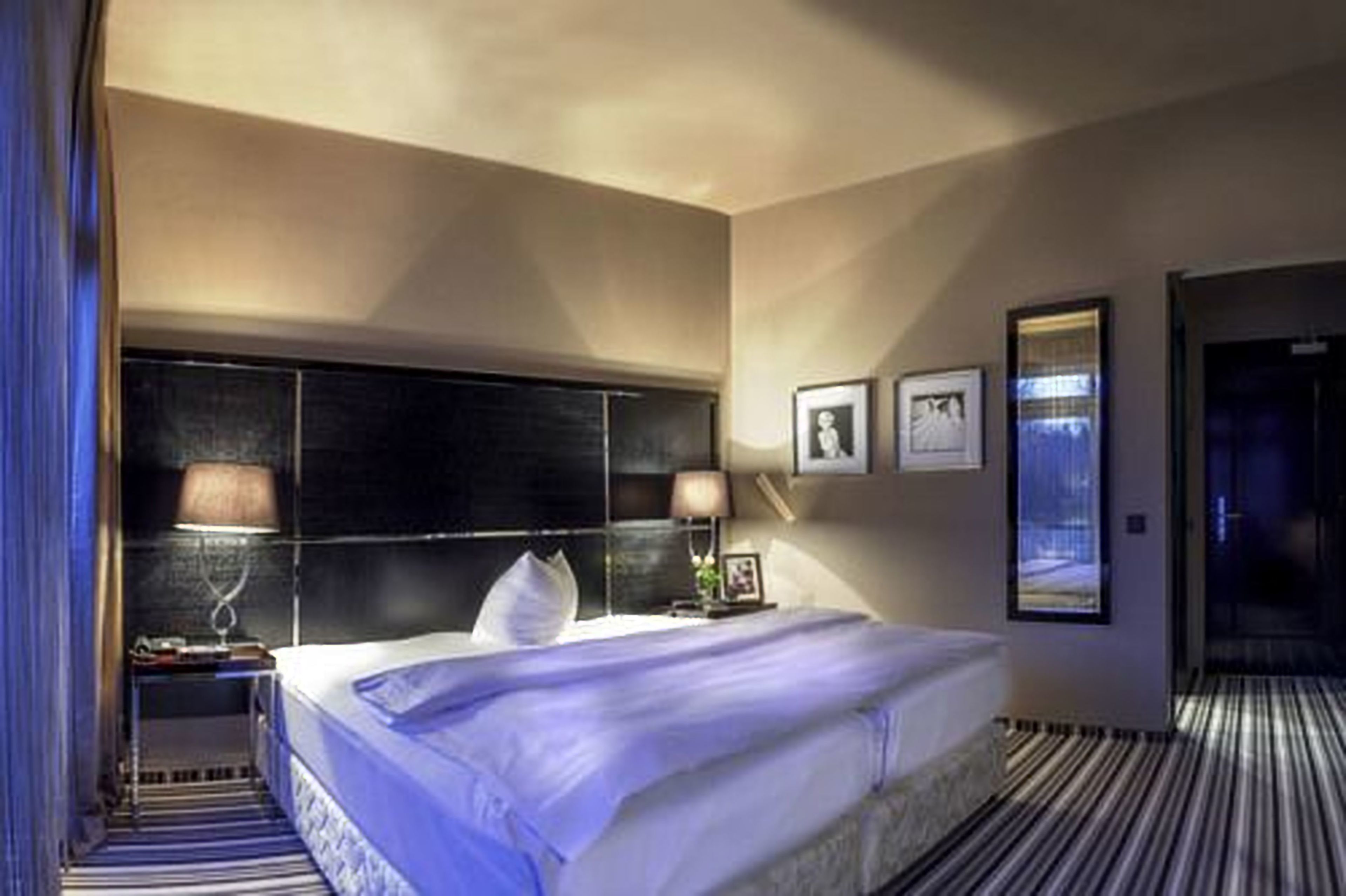 standard double room | premium bedding, down duvets, pillow-top beds, minibar