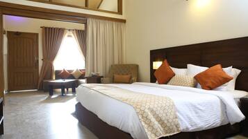 高級套房, 1 張特大雙人床, 花園景, 花園 | 高級寢具、房內夾萬、書桌、遮光窗簾/窗簾