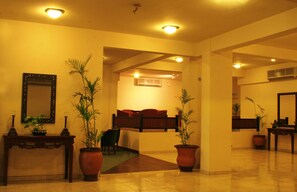 Lobby sitting area - Dreamworld Resort, Hotel & Golf Course (Karachi)