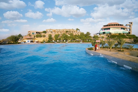Una piscina al aire libre. Dreamworld Resort, Hotel & Golf Course