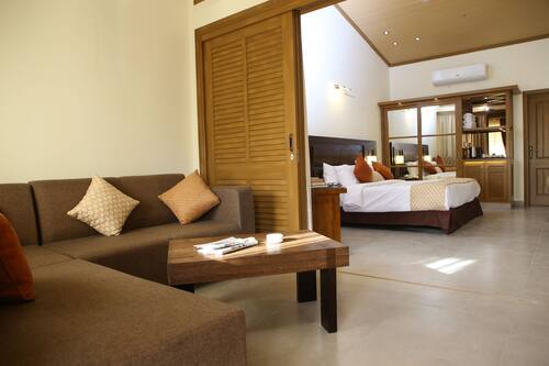 Superior Suite, 1 King Bed, Garden View, Garden Area