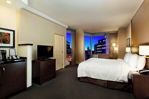 Room, 1 King Bed | In-room safe, desk, soundproofing, iron/ironing board - Courtyard by Marriott Montreal Downtown (Montreal)