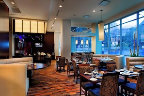 Breakfast and dinner served  - Courtyard by Marriott Montreal Downtown (Montreal)