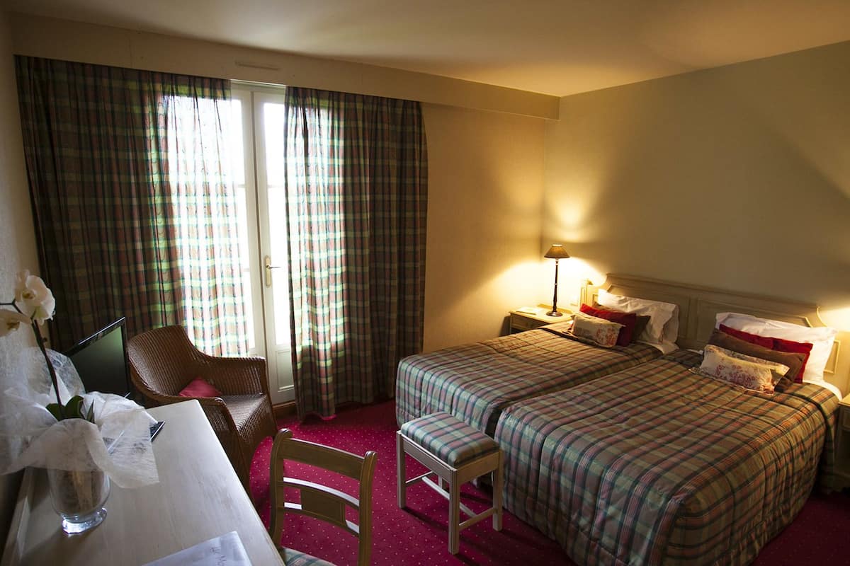 premium bedding, desk, cots/infant beds, rollaway beds